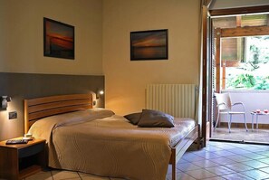 Triple Room | Minibar, in-room safe, desk, blackout curtains - Relais BB Pacengo (Lazise)