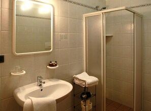Double Room | Bathroom | Shower, free toiletries, hair dryer, bidet - Relais BB Pacengo (Lazise)