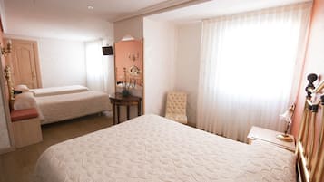 Triple Room | Desk, free WiFi, bed sheets