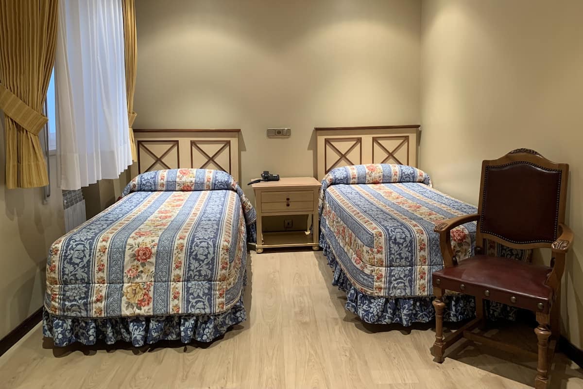 Twin Room | Desk, free WiFi, bed sheets