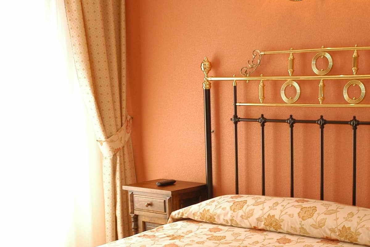 double room | 1 bedroom, desk, free wifi, bed sheets