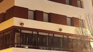A multi-story building with a sign that reads "HOTEL JULIA." - Hotel Julia (Aranda de Duero)