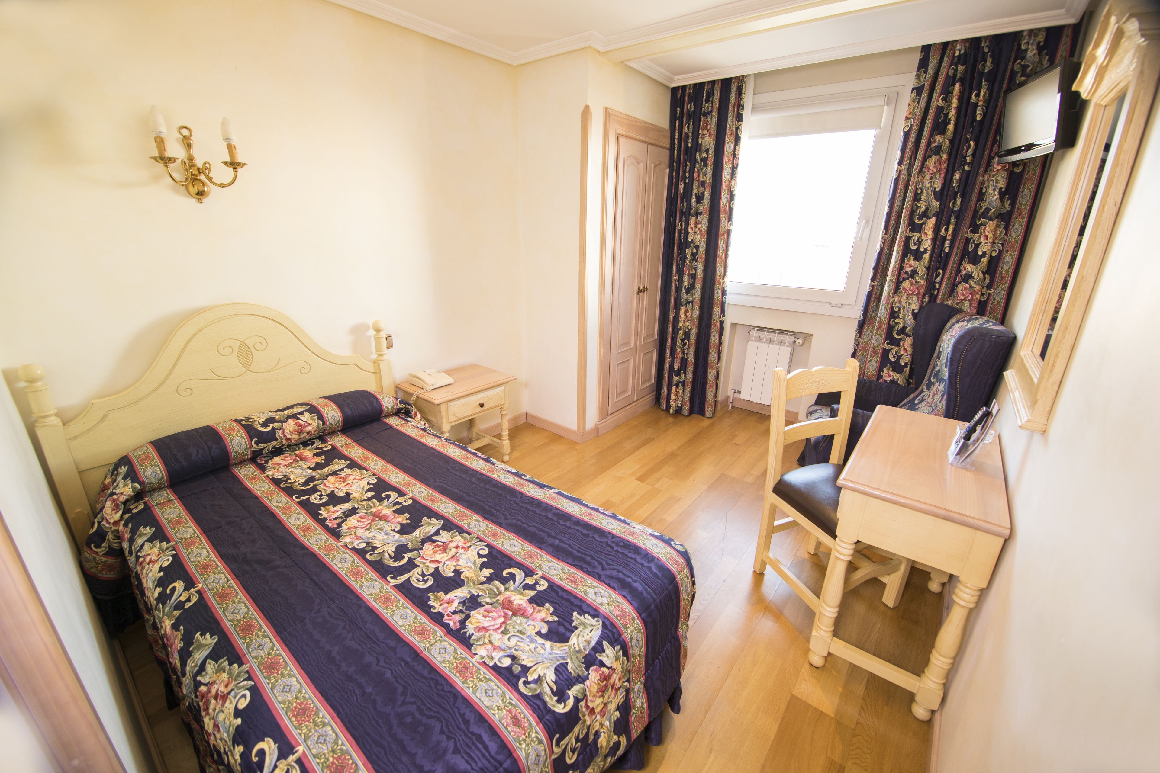 double room, 1 double bed | 1 bedroom, desk, free wifi, bed sheets