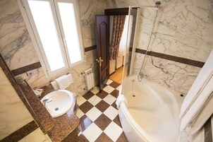 Habitación triple | Servicios del cuarto de baño | Artículos de higiene personal gratuitos, secador de pelo y toallas