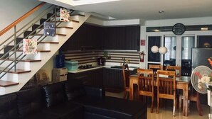 Townhome - 3 sovrum | Vardagsrum | Platt-tv och dvd-spelare