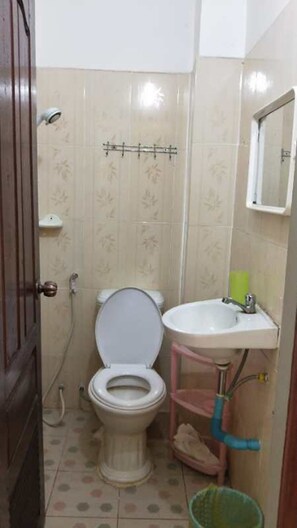 Shower, slippers, towels - You Xiang Ke Zhang (Siem Reap)