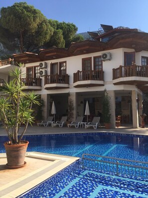 Una piscina al aire libre de temporada, camas de piscina gratis