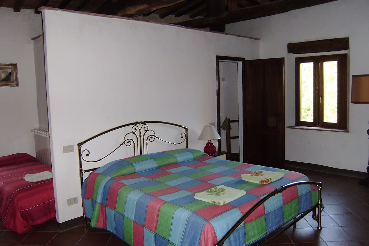 Escritorio, tabla de planchar con plancha y decoración personalizada 