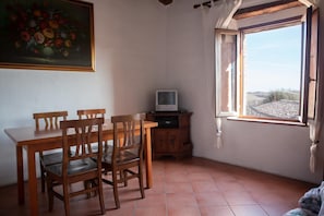 Appartement, 2 chambres | Repas dans la chambre