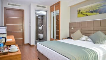 Minibar, caja de seguridad en la habitación y escritorio
