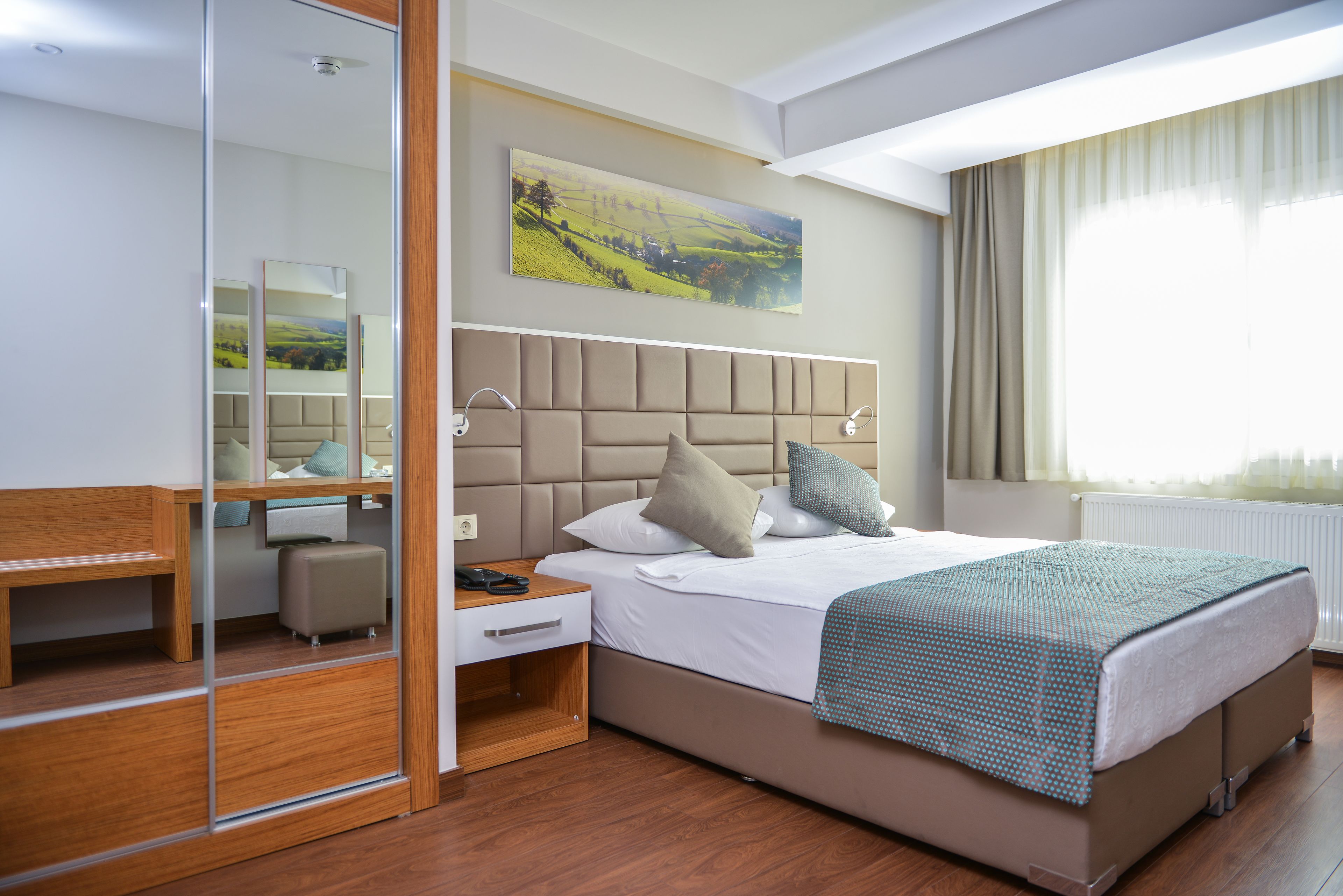 standard double room, 1 queen bed | minibar, in-room safe, desk, soundproofing