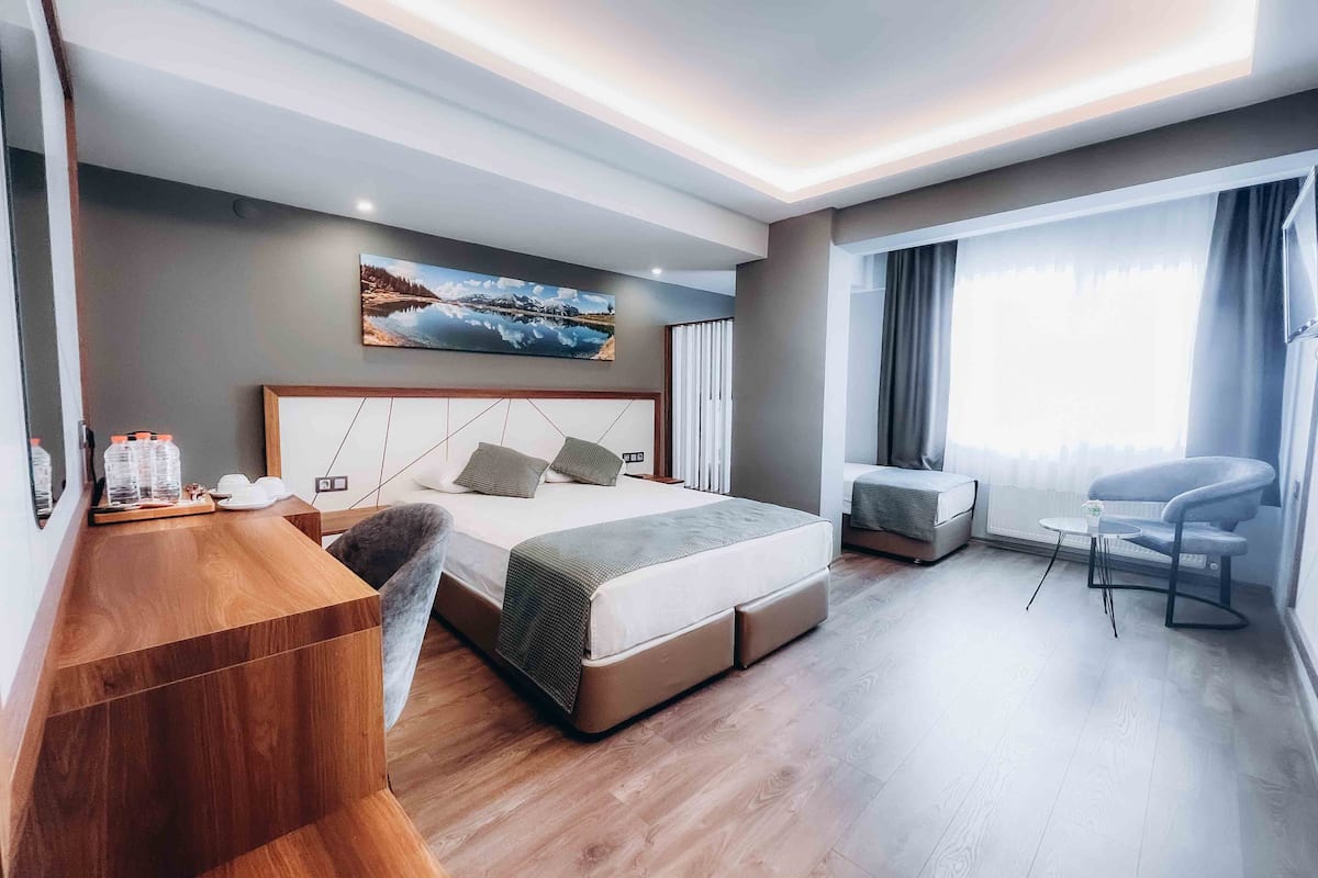 Kamar Keluarga, Beberapa Tempat Tidur | Minibar, brankas, meja kerja, dan kedap suara