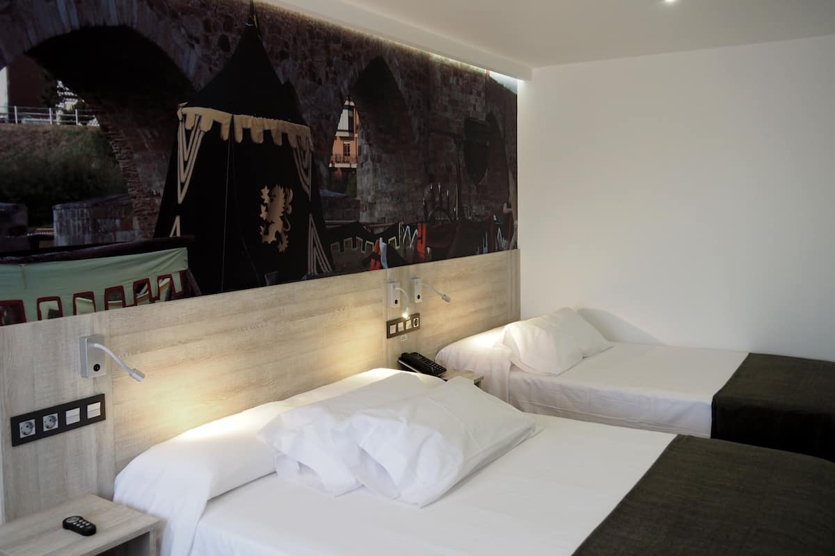 Triple Room | Soundproofing, free WiFi, bed sheets
