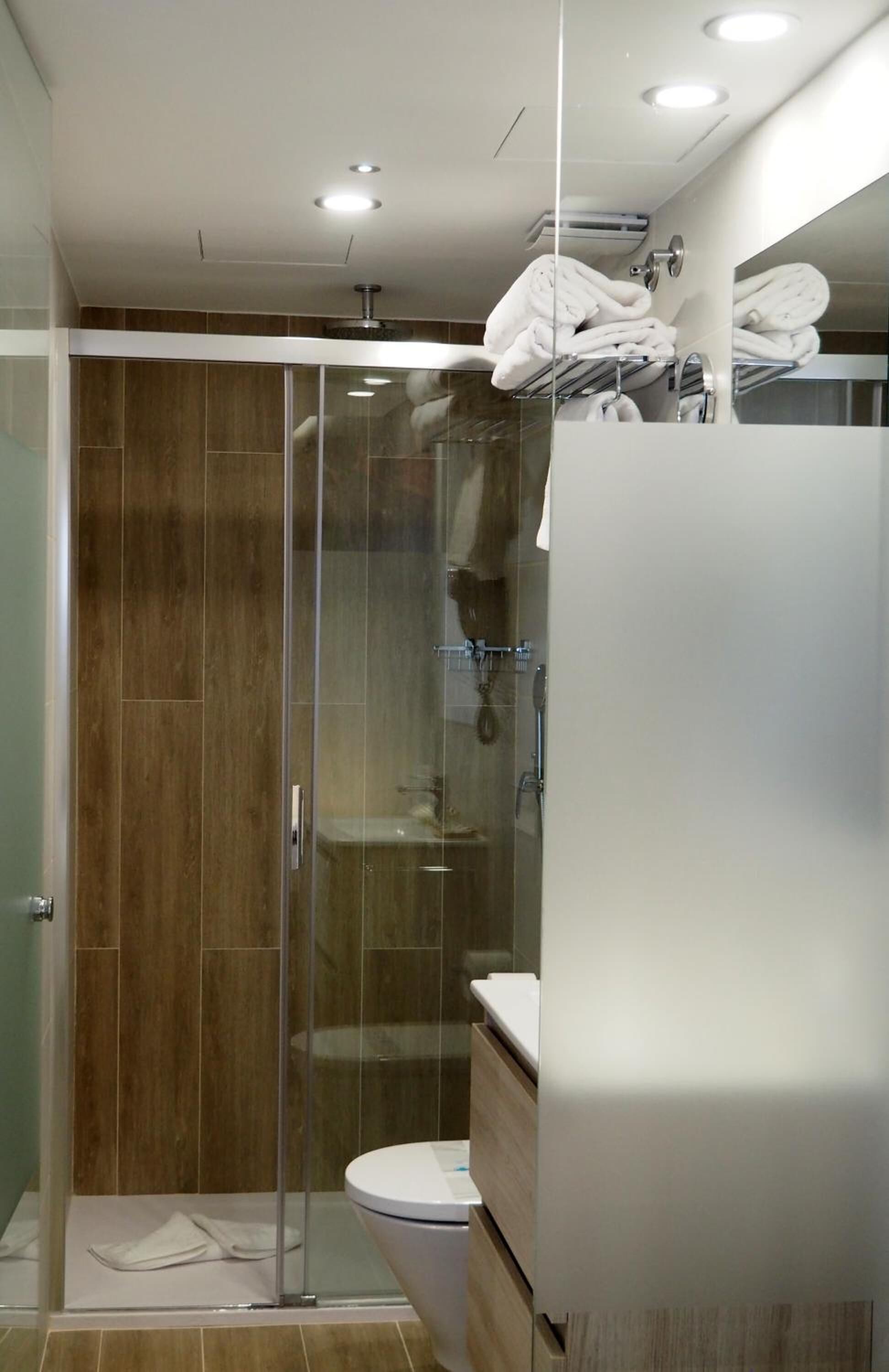 Shower, rainfall showerhead, free toiletries, hair dryer