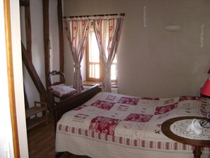 Double Room (Cheval) | Individually decorated, individually furnished, desk, iron/ironing board - L'hirondelle (Girondelle)