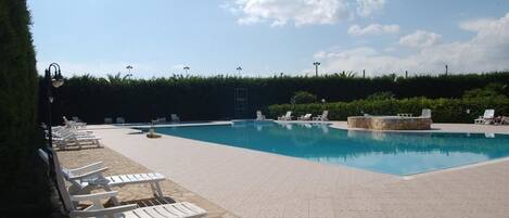 Kolam renang terbuka bermusim, kabana percuma, kerusi lepak pantai