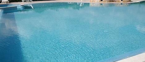 حمّام سباحة خارجي موسمي، كبائن مجانية، مقاعد للتشمس