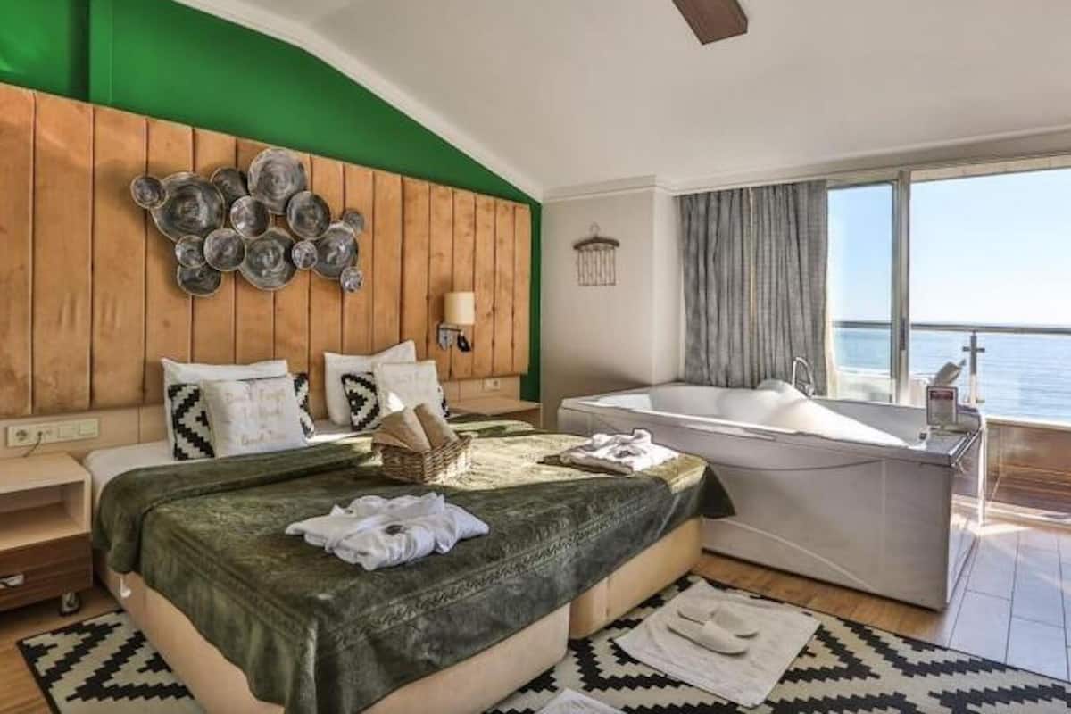 Suite Room With Jacuzzi | Minibar, una cassaforte in camera, insonorizzazione, Wi-Fi gratuito