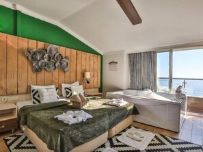 Suite Room With Jacuzzi | Minibaari, tallelokero huoneessa, äänieristys, ilmainen Wi-Fi