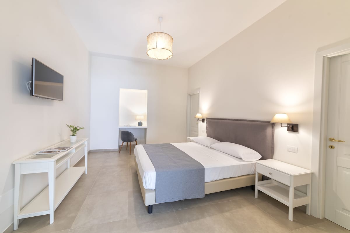 Quarto quádruplo, para não fumantes | Cofres nos quartos, berços grátis, Wi-Fi de cortesia, roupa de cama
