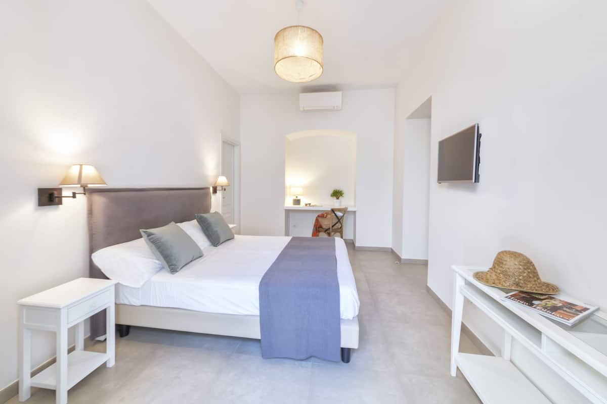Quarto casal ou duplo standard | Cofres nos quartos, berços grátis, Wi-Fi de cortesia, roupa de cama