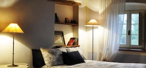 Decoración personalizada, escritorio y wifi gratis