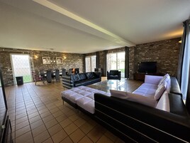 Deluxe bungalow, 5 slaapkamers | Woonruimte | Een televisie, een open haard en speelgoed