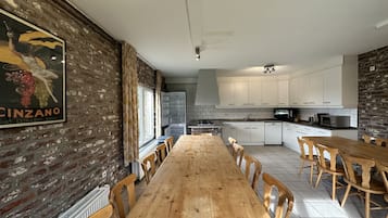 Bungalow, 12 Bedrooms (25 persons) | In-room dining