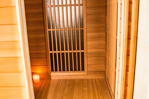 Bungalow, 3 slaapkamers, sauna | 1 slaapkamer, een kluis op de kamer, verduisterende gordijnen