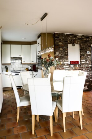 Bungalow Deluxe, 3 habitaciones | Cocina privada | Frigorífico grande, microondas, horno y placa de cocina