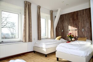 Bungalow, 2 slaapkamers (5 persons) | 1 slaapkamer, een kluis op de kamer, verduisterende gordijnen