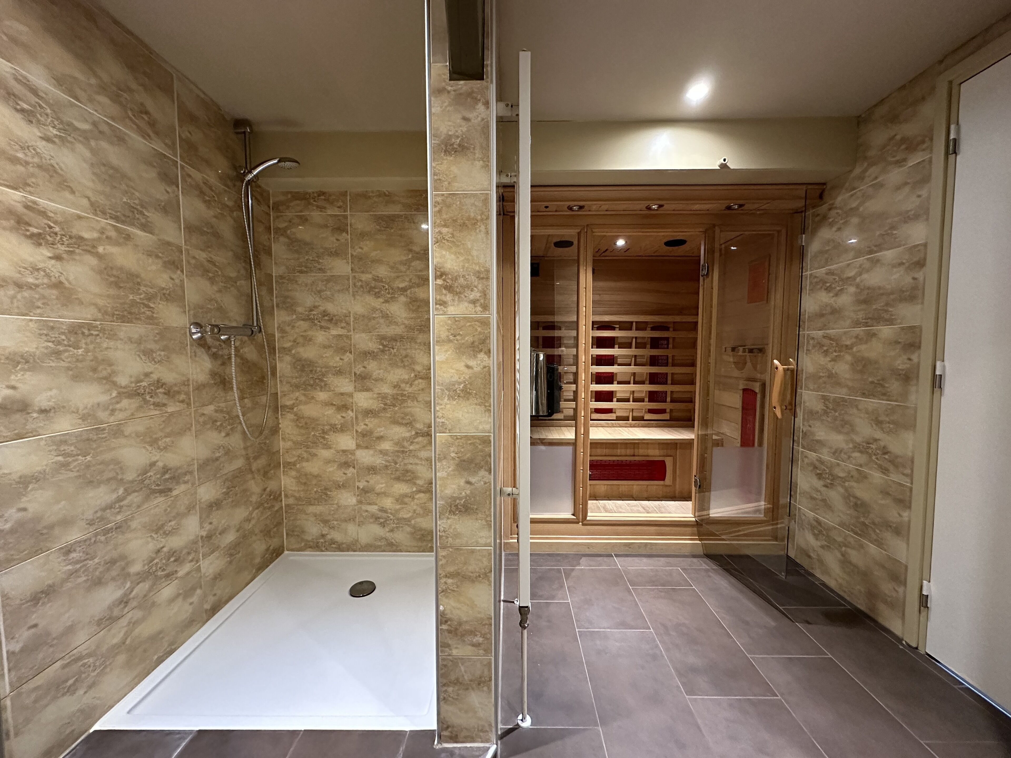 Bungalow, 4 chambres, sauna | Salle de bain | Baignoire et douche séparées