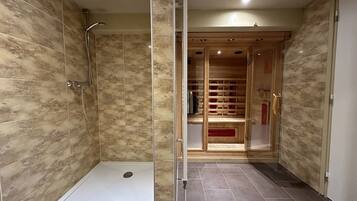 Bungalow, 4 Bedrooms, Sauna | Bathroom | Separate tub and shower