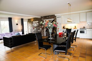Bungalow Deluxe, 5 habitaciones | Sala de estar | Una televisión, una chimenea, juguetes