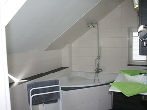 Standard Apartment, Private Bathroom, Garden View | Bathroom - Ferienwohnung am Kurpark (Bad Nenndorf)