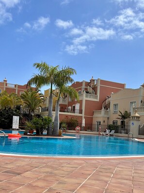 Utomhuspool, parasoller och solstolar