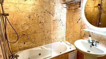 Appartement, salle de bains privée, vue montagne (Two Bedroom) | Salle de bain | Ensemble douche/baignoire, baignoire à jets, douche à « effet pluie »