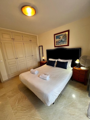 Apartamento, banheiro privativo, vista para a montanha (Two Bedroom) | 2 quartos, escrivaninha