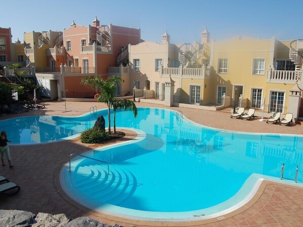 Outdoor pool, pool umbrellas, sun loungers - Elegant Palm Mar Apartment (Arona)