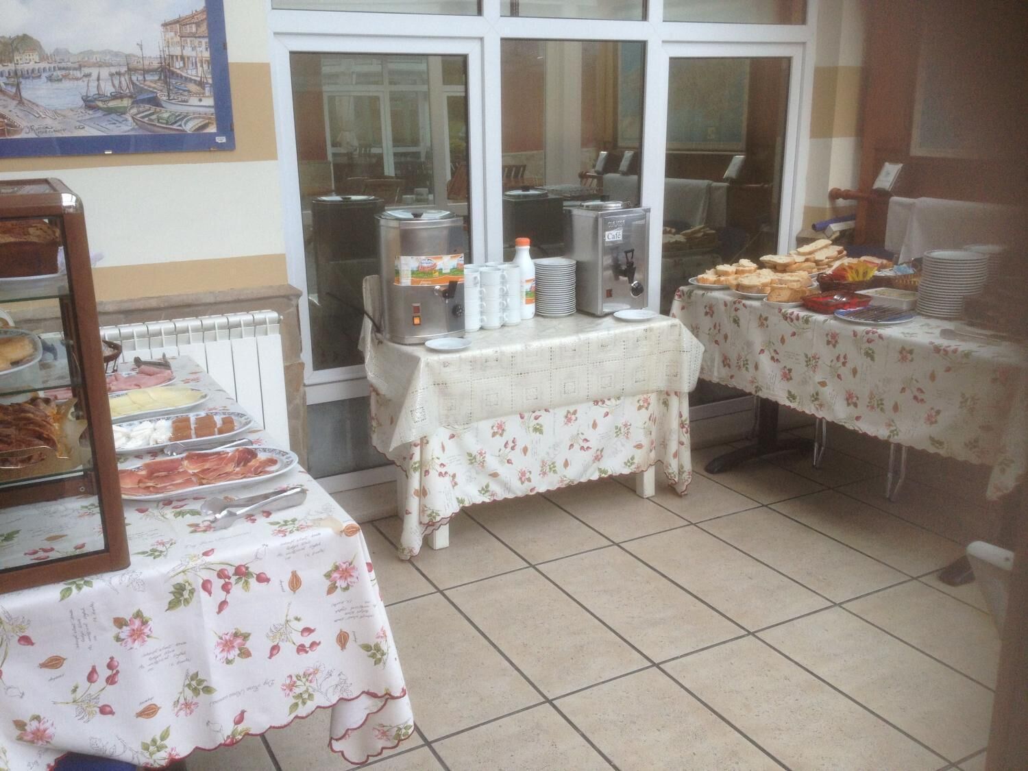 Un buffet de petit-déjeuner proposant une variété d’aliments et un coin café.