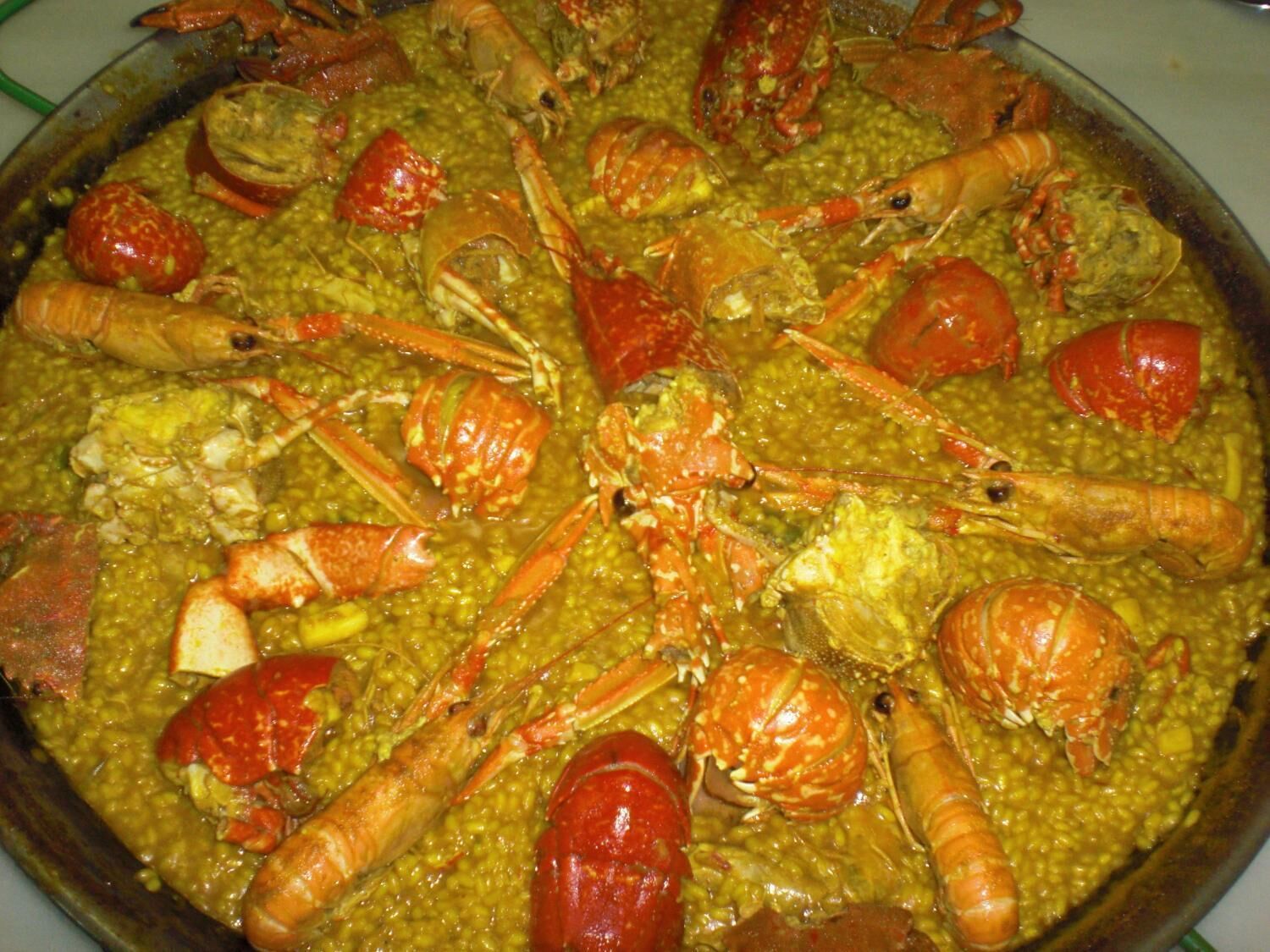 Un plato de mariscos con diversos mariscos y verduras.