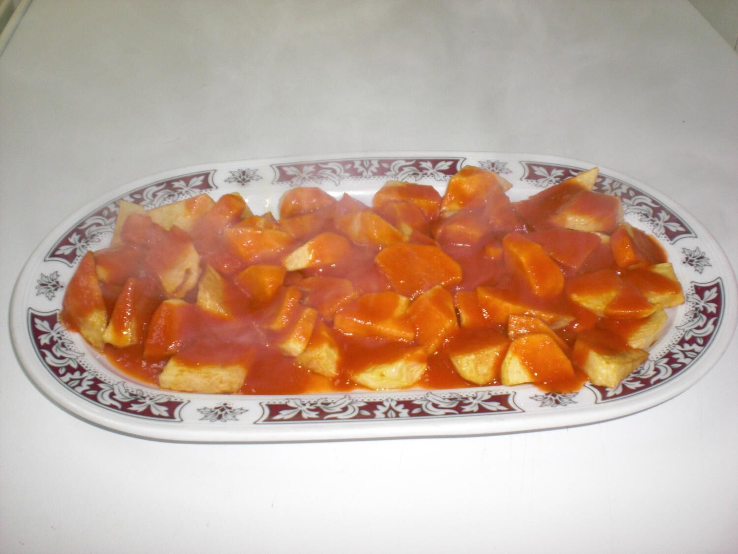 Un plato de comida con un borde decorado.