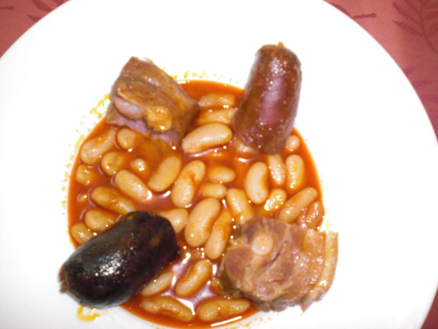 Un piatto di fagioli e salsicce.