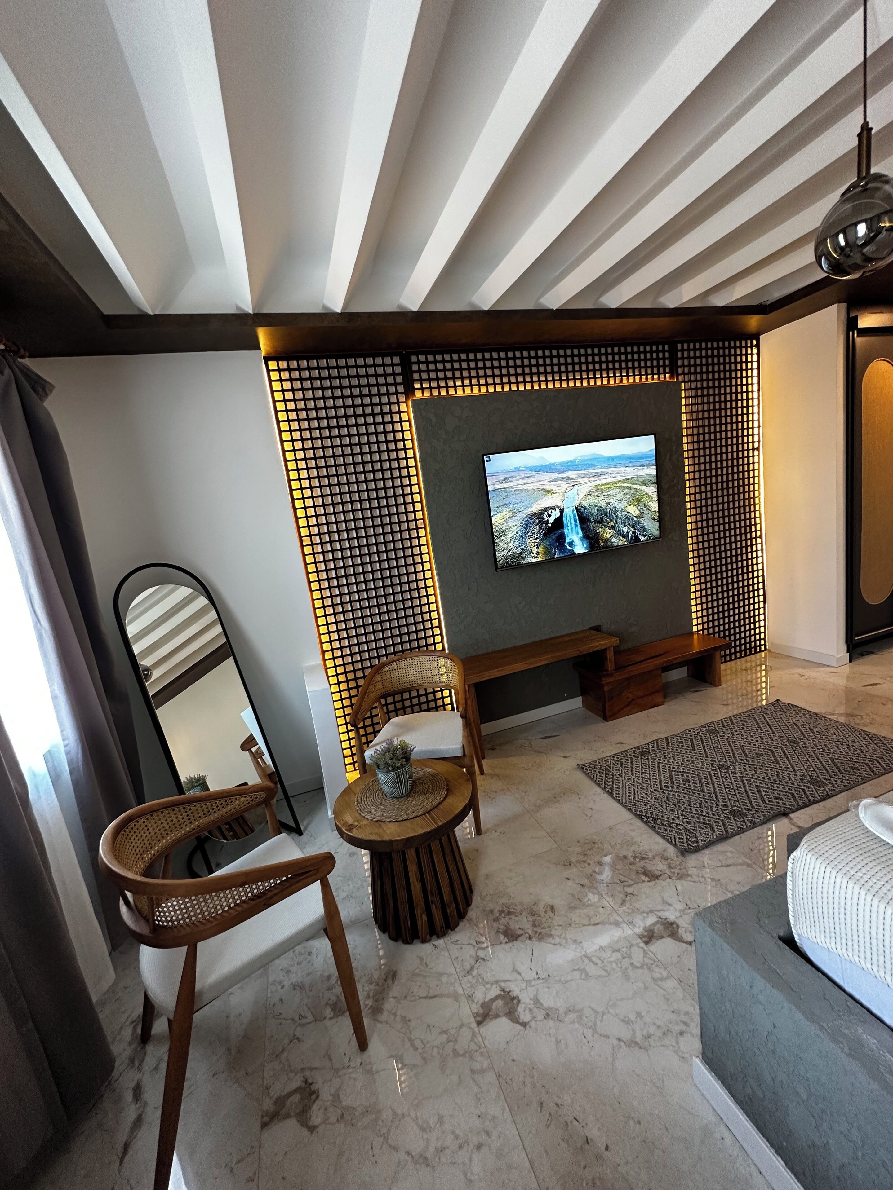 Minibar, escritorio, cortinas blackout y wifi gratis 