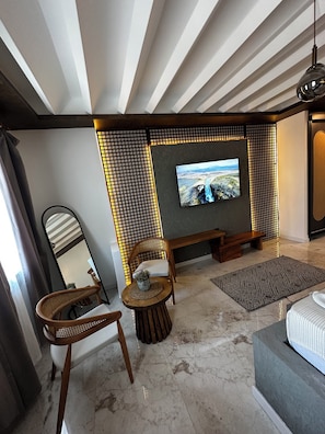 Deluxe-Studiosuite | Minibar, Schreibtisch, Verdunkelungsvorhänge, kostenloses WLAN