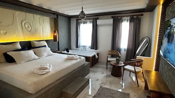 Minibar, escritorio, cortinas blackout y wifi gratis