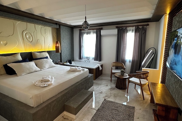 Deluxe Studio Suite | Minibar, desk, blackout drapes, free WiFi