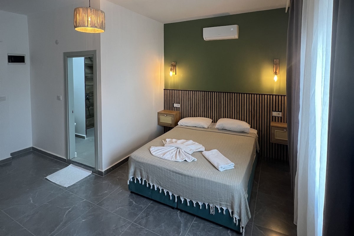 Standard Double Room | Minibar, desk, blackout drapes, free WiFi