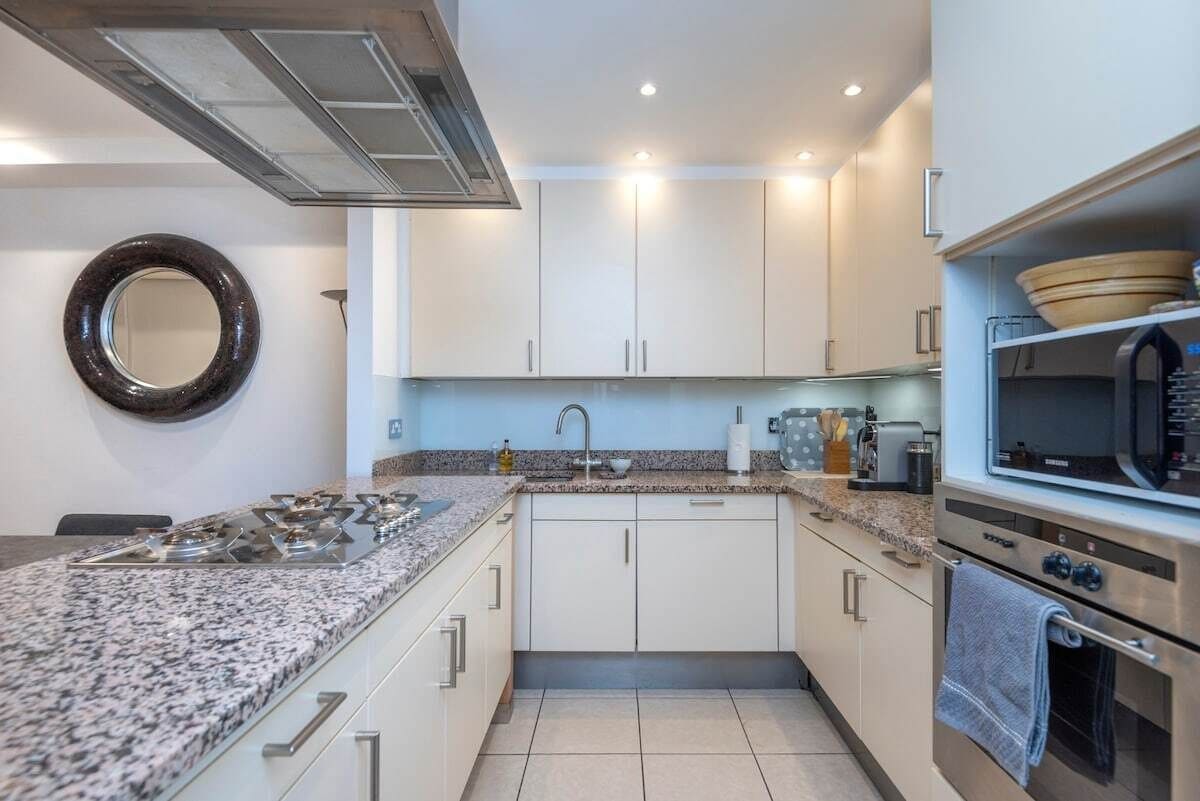 Apartment, Private Bathroom, City View (2) | Private kitchen | Full-size fridge, microwave, oven, stovetop