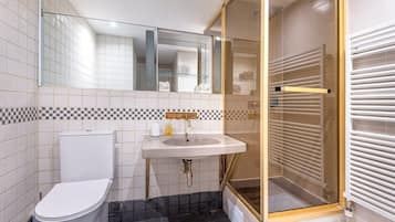 Apartment, Private Bathroom, City View (2) | Bathroom | Free toiletries, hair dryer, towels, soap